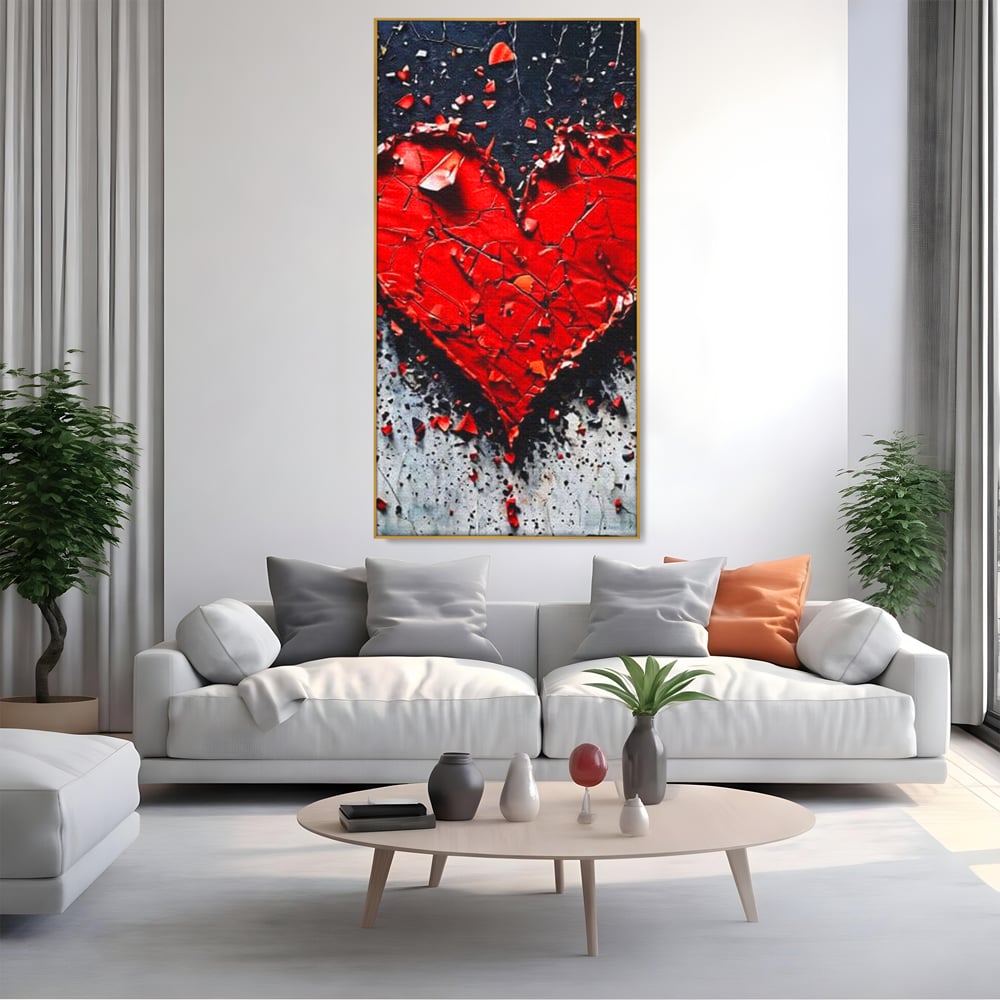 Tablou canvas cu tablou canvas cu o inima rosie crapata, in rama de aluminiu auriu, pe perete intr-un living